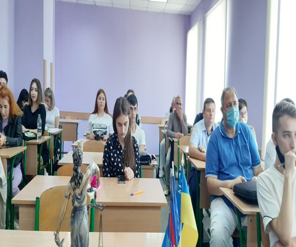 Проведення круглого столу  на тему: 