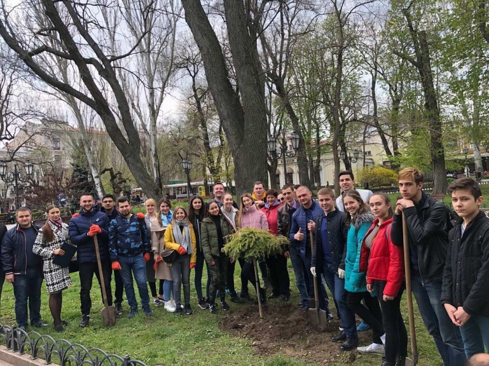 у Міському саду відбувся суботник за ініціативою Молодіжної ради при Одеському міському голові